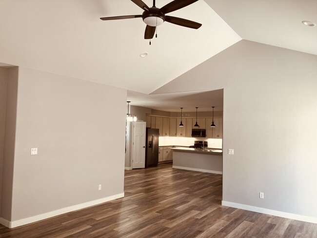 Building Photo - 217 S Mulberry St