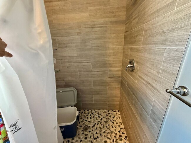 Building Photo - Beautiful Benning 3 Bedroom Renovated Bungalow Home with Yard, Parking, W/D.