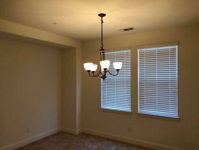 Building Photo - Manteca 4 Bedroom 1/2 bath 2 Car Garage ta...