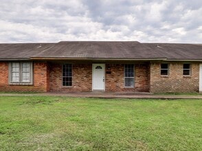 Building Photo - COMING SOON : 2 Bedroom 1 Bath Triplex | B...