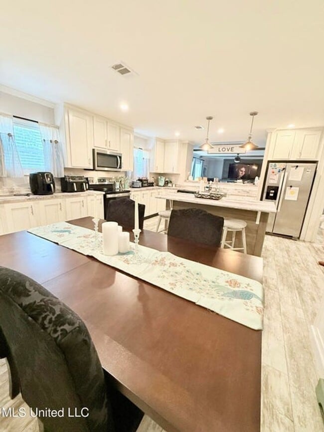 Building Photo - Spacious 5-Bedroom Home on Half an Acre