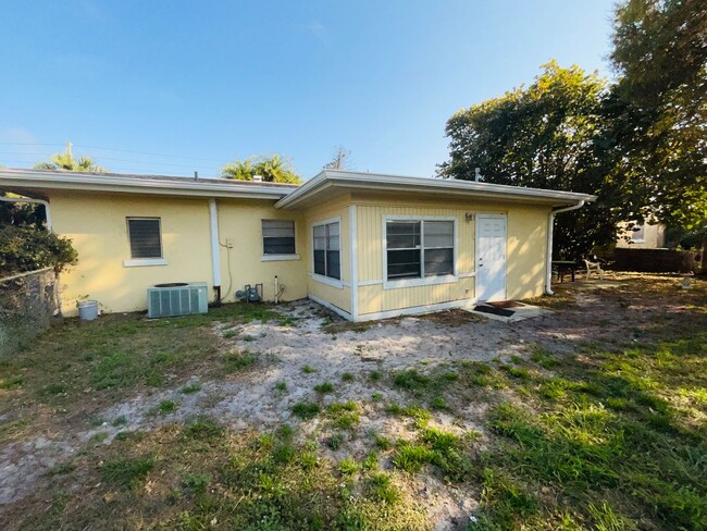 Building Photo - 3 Bedroom - Sunrise Blvd