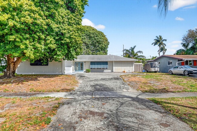 Building Photo - 320 Riverdale Rd