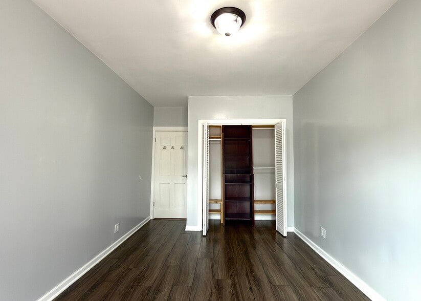 Building Photo - 4711 N Kenton Ave