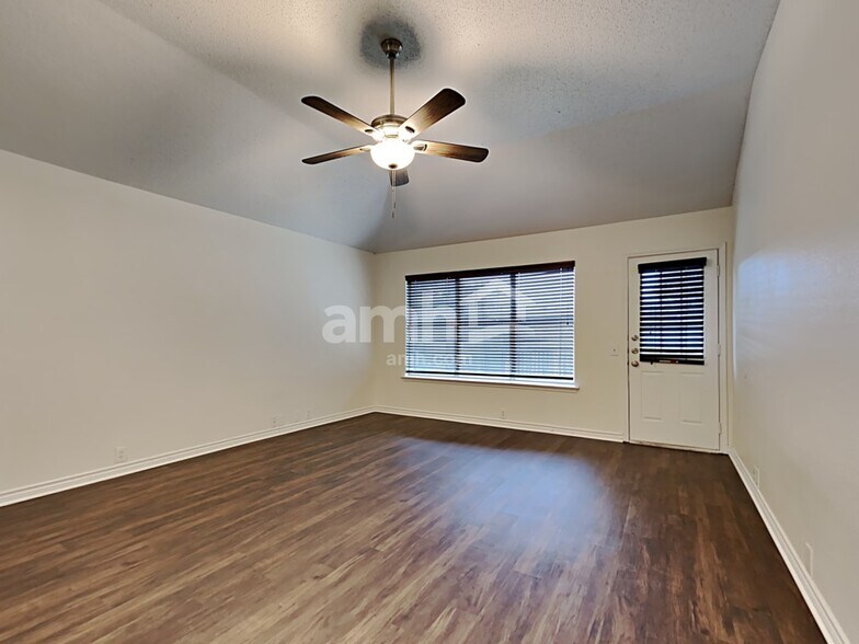 Building Photo - 933 Paddington Dr E