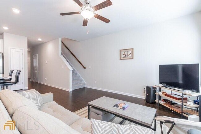 Building Photo - 3506 Lakeview Crk