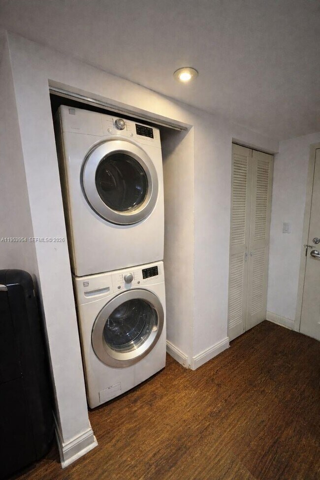 Building Photo - 111 E Flagler St