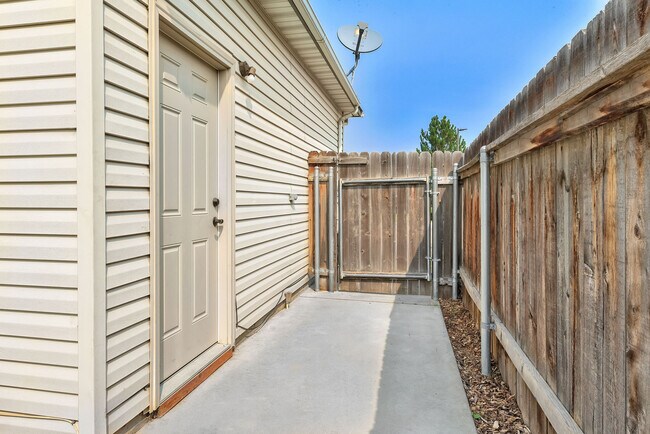 Building Photo - 11793 Shelburne St