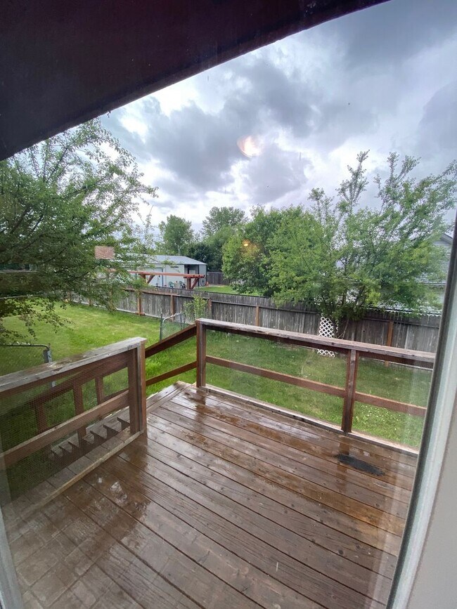 Building Photo - 4 - bedroom home close to Stateline