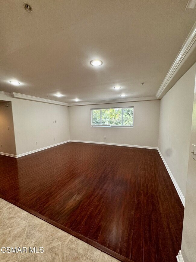 Building Photo - 13525 Vanowen St