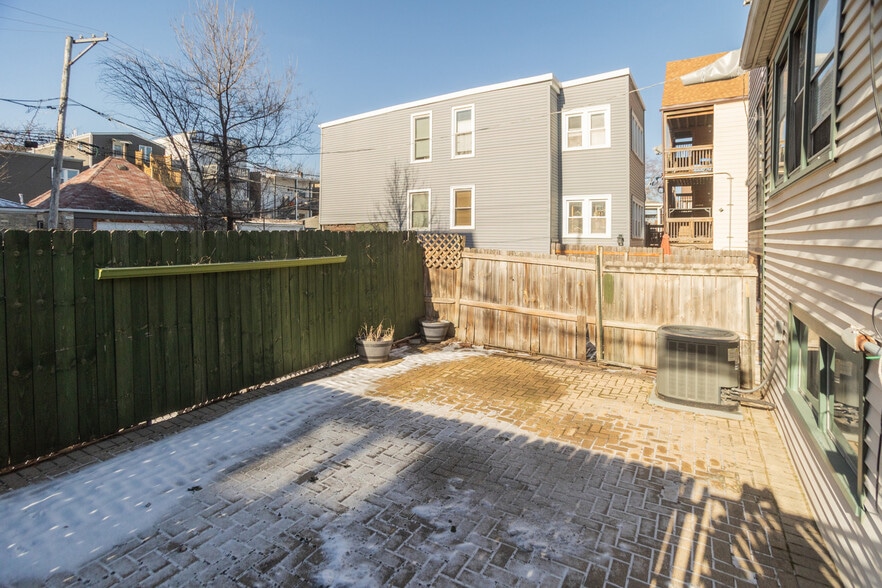 Building Photo - 2814 N Maplewood Ave