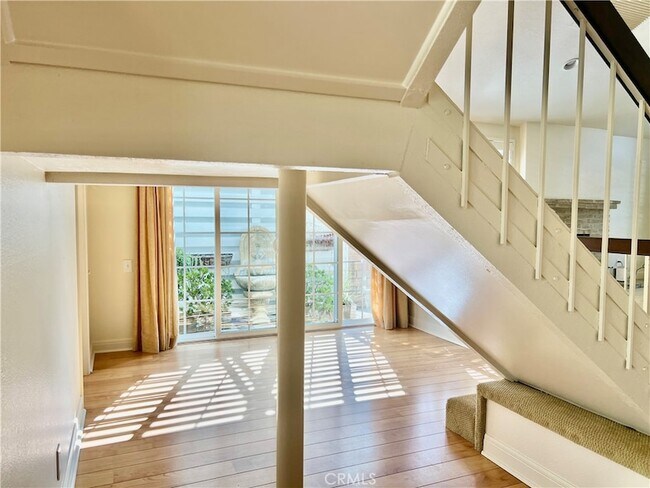 Building Photo - 24822 Via San Fernando