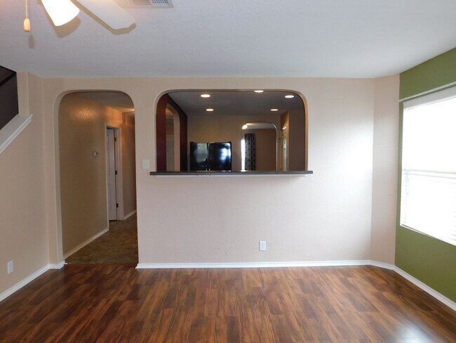 Building Photo - Beautiful, spacious 4 bedroom, 2.5 bath ho...
