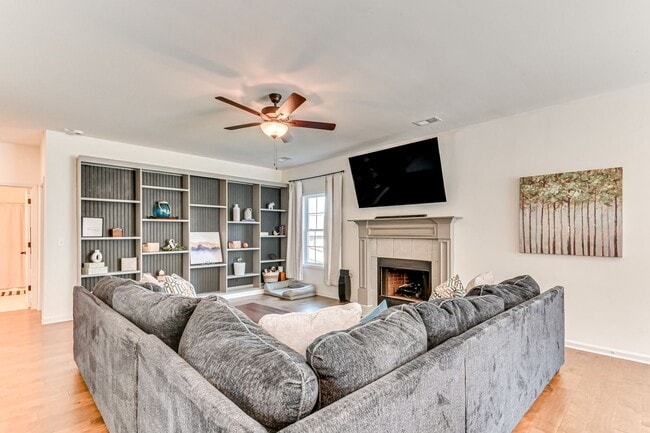Building Photo - Two Story home in Quaker Knoll! Ready now !