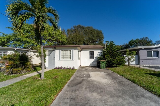 Building Photo - 1215 NE 127th St