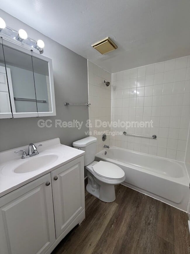 Building Photo - 314 S Warwick Ave