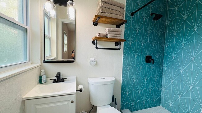 Building Photo - Spacious 4-bedroom 2-bathroom pool home