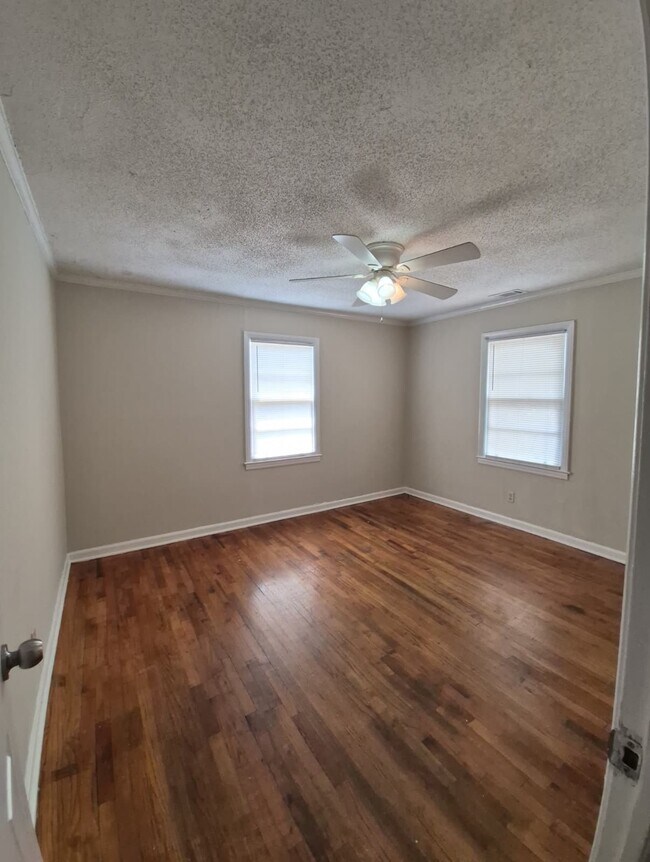 Building Photo - 206 W 60th St