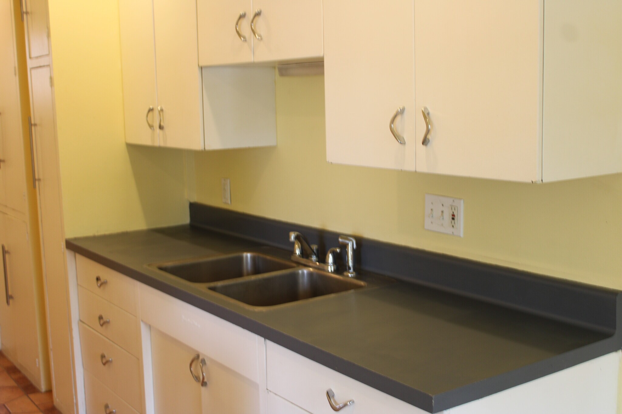 Kitchen - 907 E Laird Ave