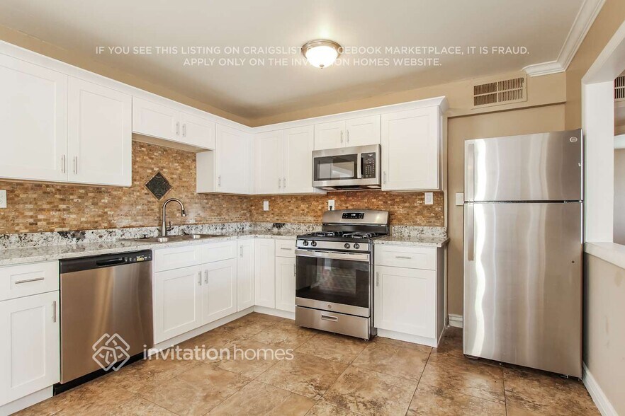 Building Photo - 3231 E Granada Rd