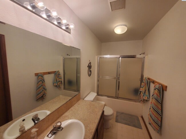 Building Photo - Pet friendly, avail July 1