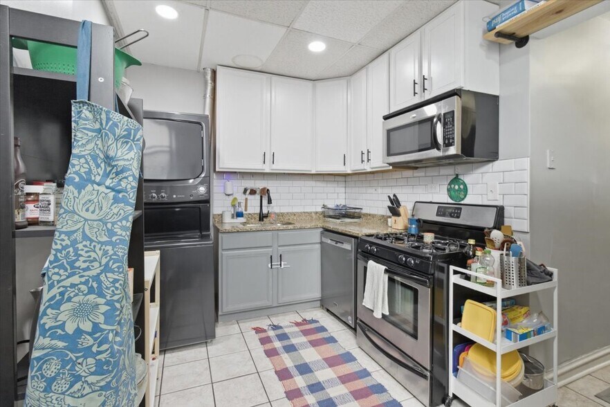 Building Photo - 3147 W Wellington Ave