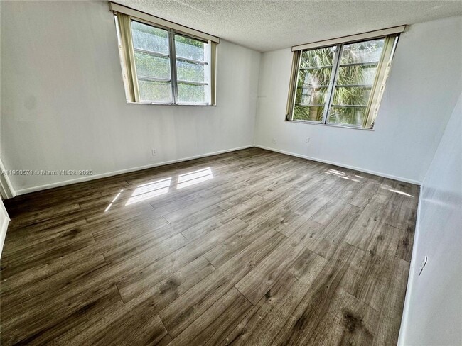 Building Photo - 3100 W Rolling Hills Cir