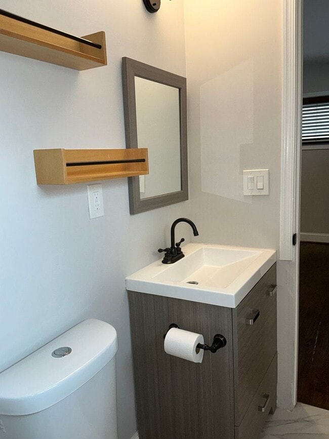 Building Photo - Fully updated 4BR 3BA single family rambler in Twinbrook Forest