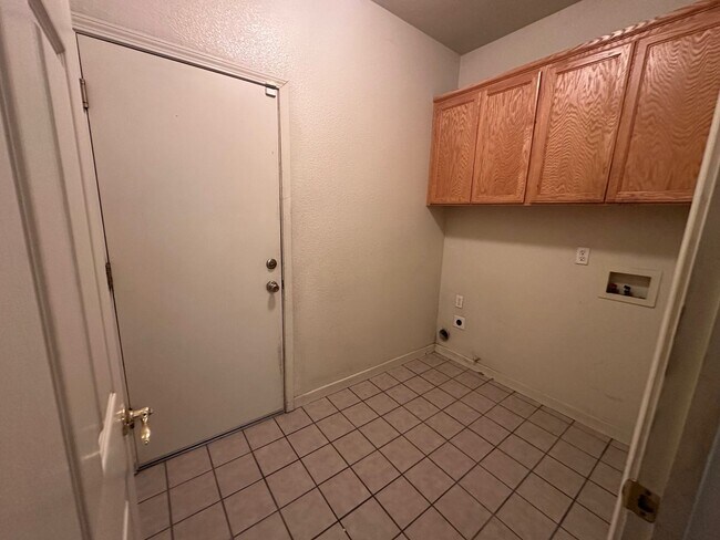 Building Photo - 3527 Griffith Dr