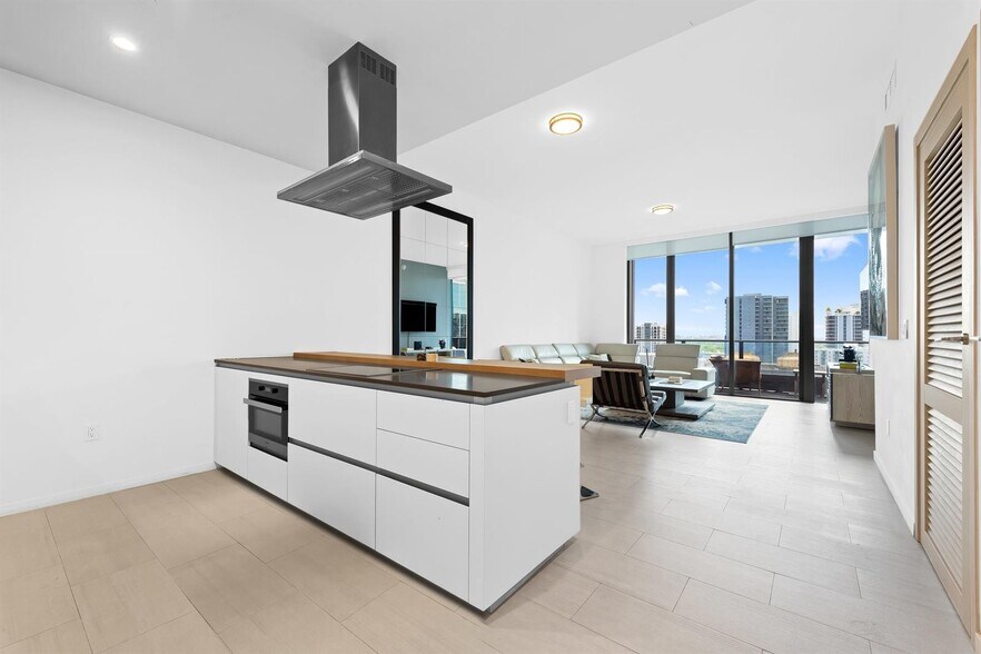 Building Photo - 1000 Brickell Plz