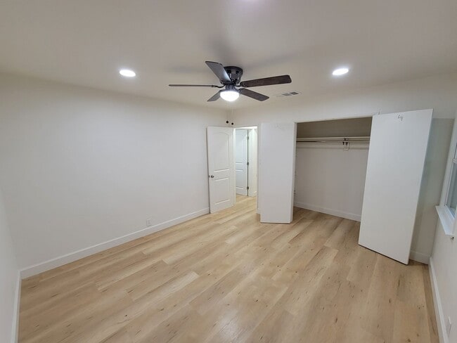 Building Photo - Renovated 3 Bed, 2 Bath 1122 Sqft front un...