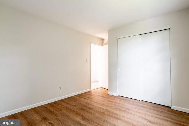 Building Photo - 10 Honey Locust Ln