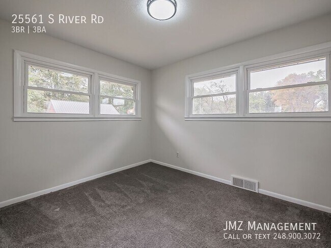 Building Photo - 25561 S River Rd