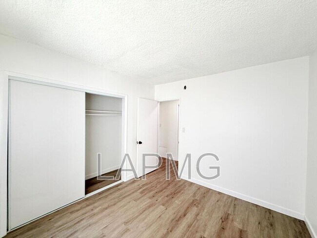 Building Photo - 1426 S Point View St