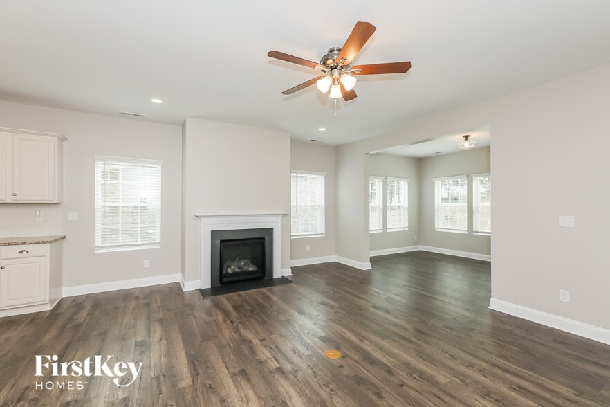 Building Photo - 2607 Whispering Way