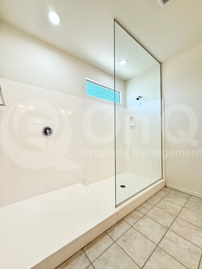 Building Photo - 735 W Derringer Way