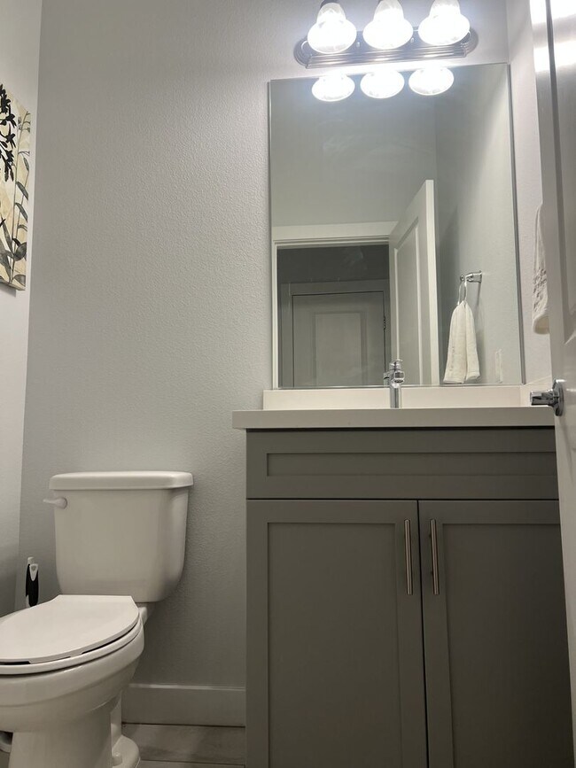 Building Photo - 3/BD 2.5/BA Sleek Townhome with High Ceilings, Balcony, and Prime Community Amenities!