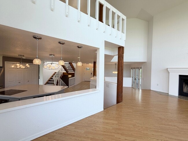 Building Photo - 3695 Sqft. Redondo home near Puget Sound!