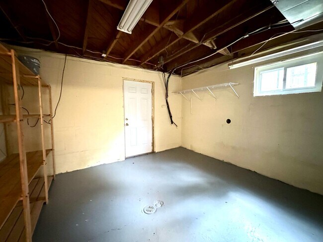 Building Photo - 533 Inwood Dr
