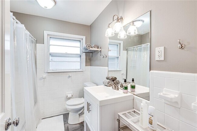 Building Photo - 1973 Desmond Dr