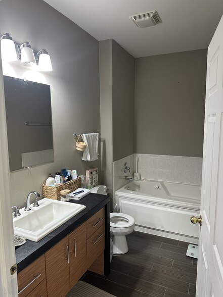 Master bathroom - 1049 Parkhill Cir