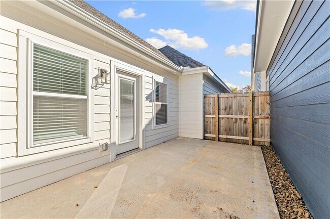 Building Photo - 913 NE Hts Ln