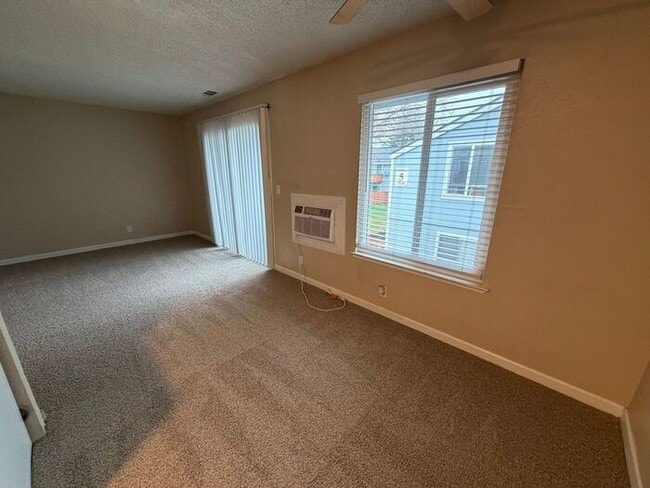 Building Photo - MOVE IN SPECIAL!! DEPOSIT MOVES YOU IN!!!
