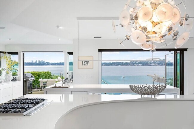 Building Photo - Leschi Waterfront Home