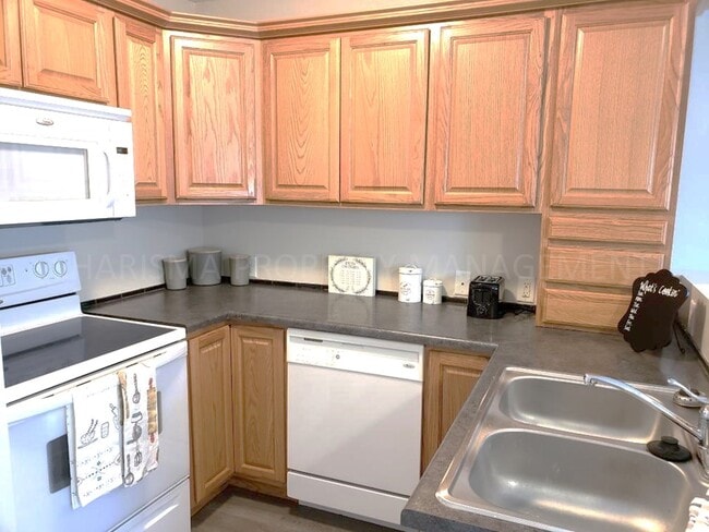 Building Photo - 300 Scott Pl