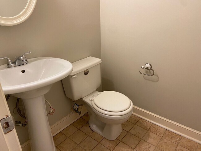 Building Photo - 3 Bedroom, 1.5 Bathroom House in Greensboro!