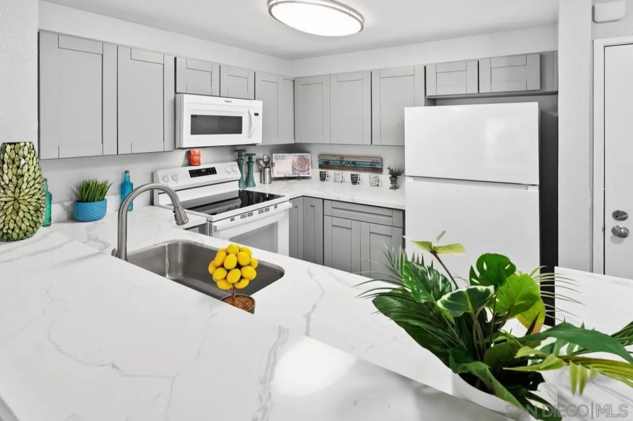 Building Photo - 8889 Caminito Plaza Centro