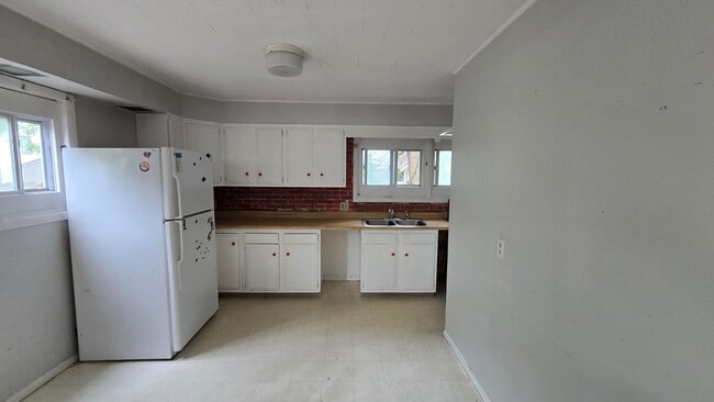 Building Photo - 3 Bedroom Apartment in Burlington VT Available NOW! OFF STREET PARKING, LAUNDRY, HEAT INCLUDED.
