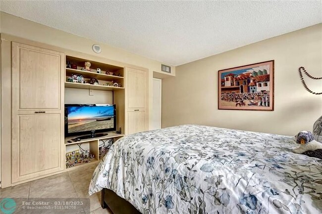 Building Photo - 3113 S Ocean Dr