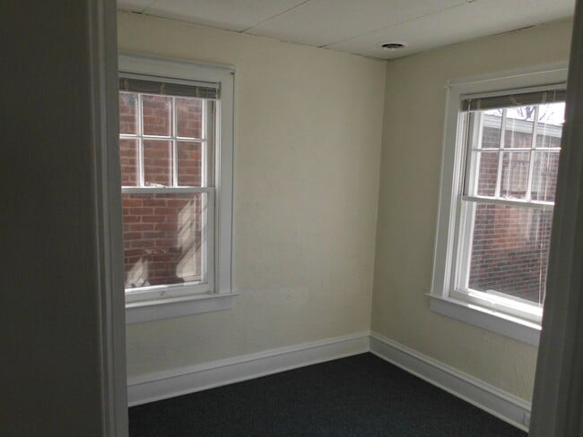 Building Photo - 79 Mayfair Dr